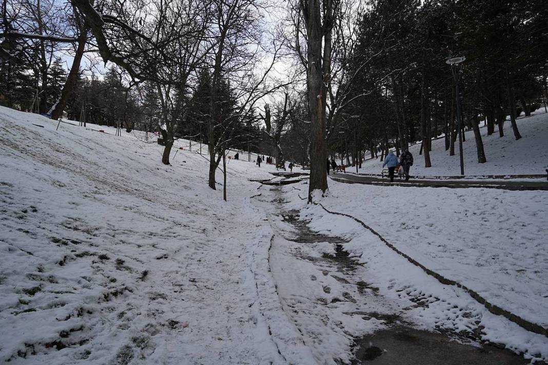 Güvenpark'ta banklar sadece kardan adamlara rezerve! 8